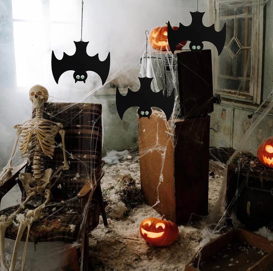 Manortang Hanging Bats Halloween Décor 3pcs with Glowing Eyes