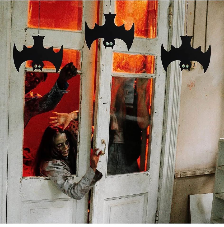 Manortang Hanging Bats Halloween Décor 3pcs with Glowing Eyes