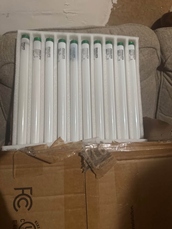 75x Philips T8 Fluorescent Light Bulbs – 32W – 4100K Cool White