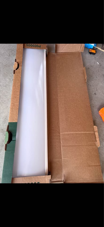 Lithonia 4ft LED Wrap Light 4000-6000 Lumens