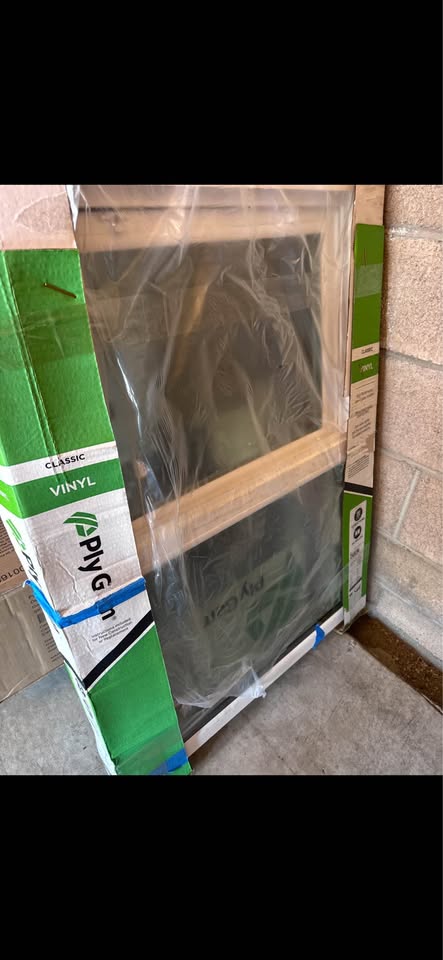 Ply Gem 23.5” x 35.5” White Vinyl Single Hung Window w/ Screen