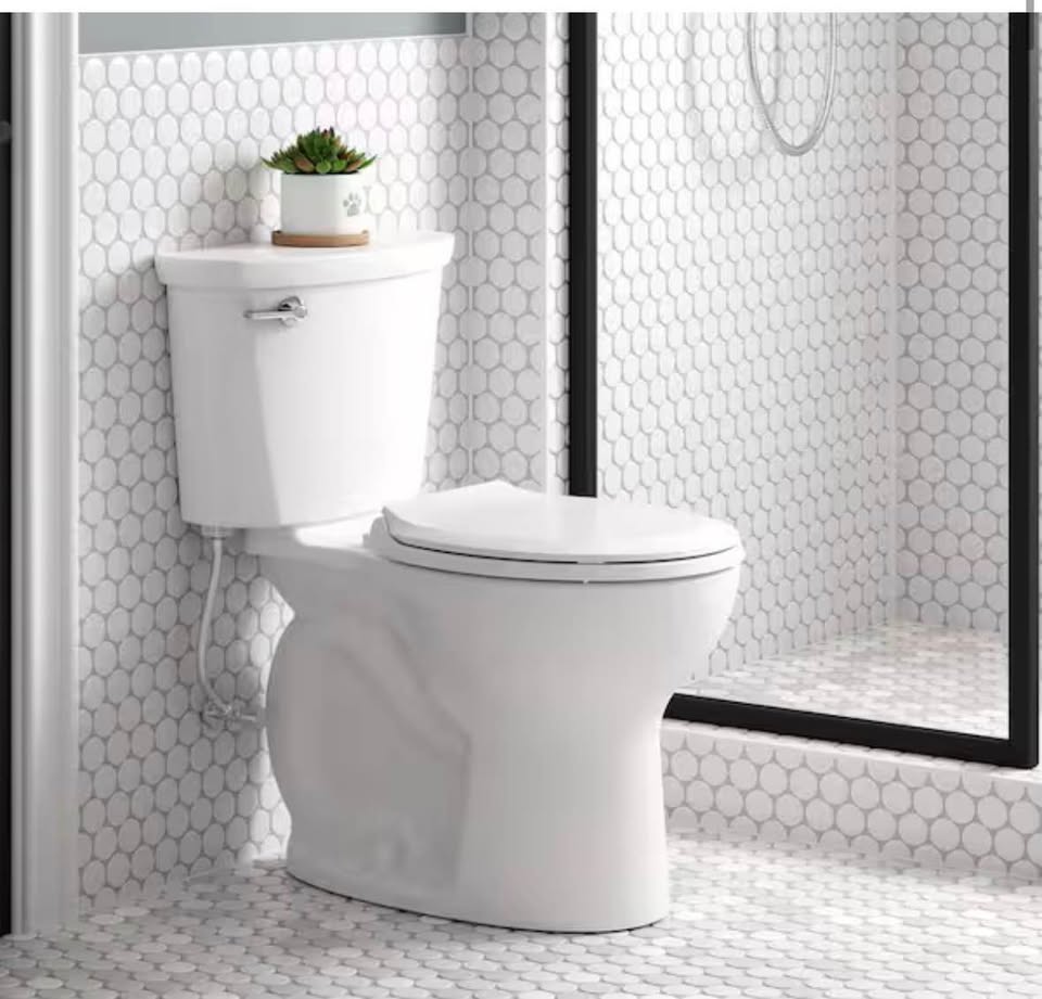 American Standard Cadet Round Toilet 1.28 GPF w/ Slow Close Seat – White