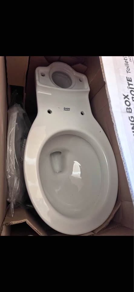 American Standard Cadet Round Toilet 1.28 GPF w/ Slow Close Seat – White