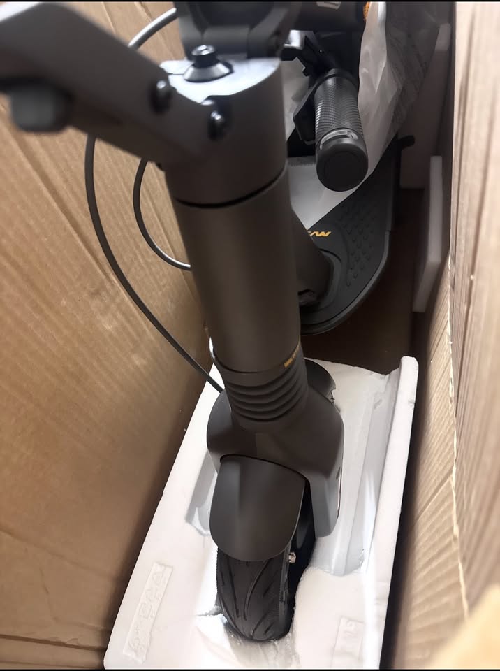 Segway Ninebot Max G2 Electric Scooter - 43 Mile Range, 22 MPH, Apple Find My - Black