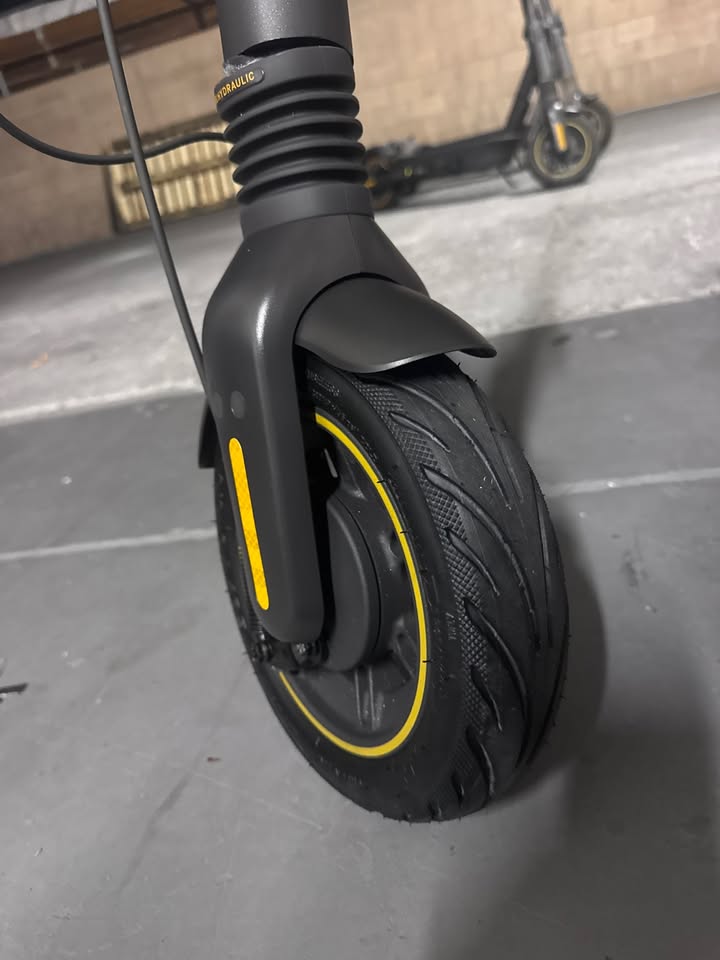 Segway Ninebot Max G2 Electric Scooter - 43 Mile Range, 22 MPH, Apple Find My - Black