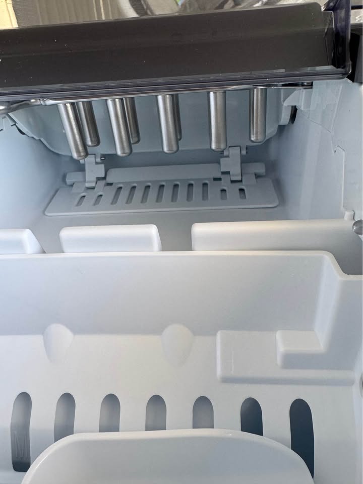 Magic Chef 27 lbs. Bullet Ice Countertop Ice Maker in Stainless Steel