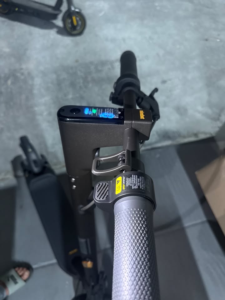 Segway Ninebot Max G2 Electric Scooter - 43 Mile Range, 22 MPH, Apple Find My - Black